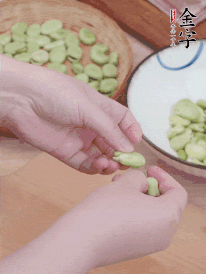 蠶豆剝殼，去掉豆衣，切碎。