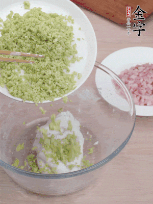糯米粉邊揉邊加水，成團(tuán)后揉進(jìn)蠶豆、咸肉。