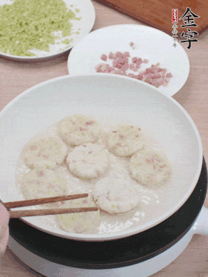 鍋中涼油，慢煎至兩面有脆殼。（油可以多一點(diǎn)）