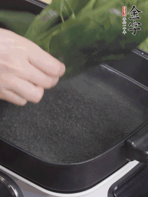 粽葉入沸水煮1分鐘，翻面再煮1分鐘，清洗干凈加水浸泡。