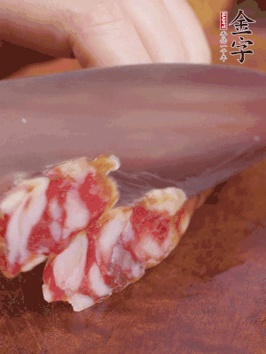 金字香腸斜切成大片。