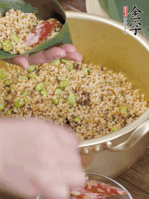 兩片粽葉1/2處葉尾相疊，中間卷成圓錐后裝入餡料。