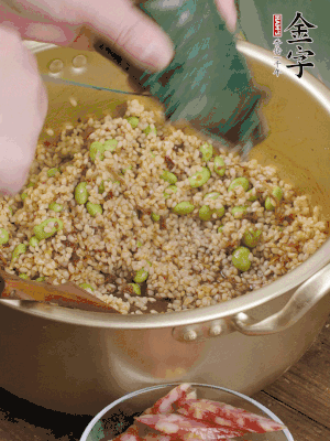 再附一張粽子，一齊向后折疊，線繩捆綁。