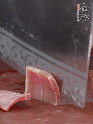 取金字火腿塊150g，切成薄片。生姜切片。