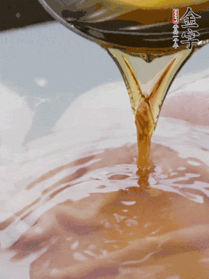 洗凈后冷水下鍋，加黃酒焯水。