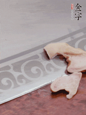 橫向一分為二，均勻切絲。