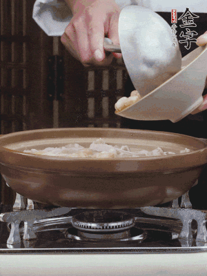 燜煮30分鐘，下花生、紅棗煮5分鐘。（花生提前預(yù)煮15分鐘）