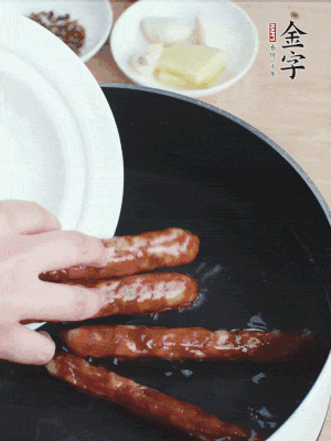 金字香腸水煮15分鐘，撈出切薄片。