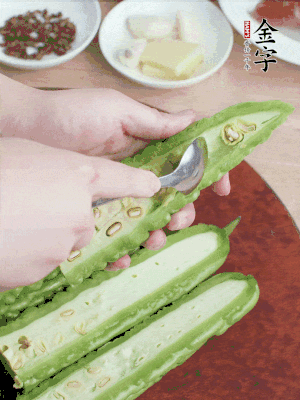 苦瓜去籽切薄片，一點(diǎn)鹽拌勻，10分鐘后沖洗控干。香蔥切蔥花、姜切末、蒜拍碎、干辣椒切圈。