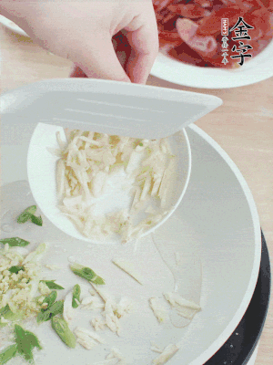 油4成熱，下蔥姜蒜、干辣椒、花椒煸出香味。