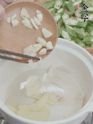 砂煲熱油，姜蒜、辣椒煸香。