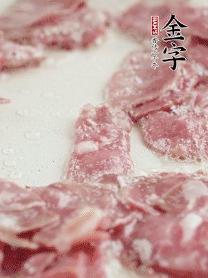 炒鍋熱油，下培根火腿煸炒。