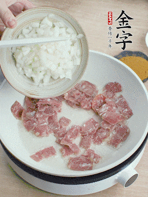 依次下洋蔥、紅菜椒、豌豆粒、玉米粒翻炒均勻。