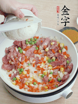 放米飯炒至顆粒分明。