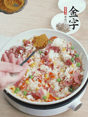 1勺咖喱粉、1/2勺鹽，少許黑胡椒碎炒均。