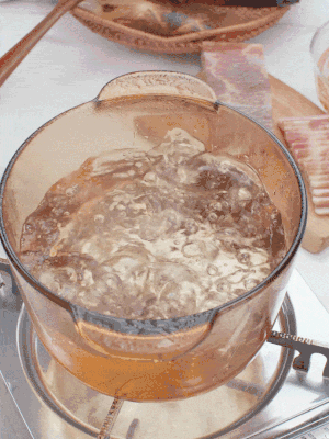 春筍切片焯水3分鐘，去除草酸澀味。