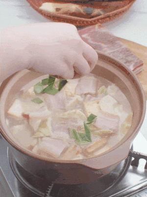 一小撮鹽、糖、雞精調(diào)味，最后撒點(diǎn)蒜葉點(diǎn)綴。