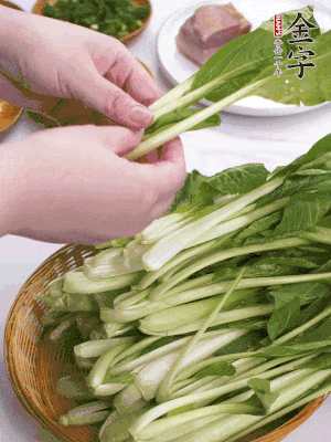 小青菜掰成一片片。