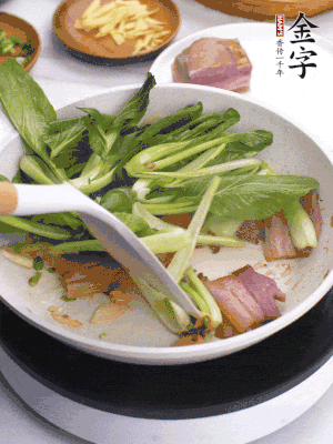 下小青菜翻炒，菜梆子變軟時，撒一點鹽、雞精調(diào)味。