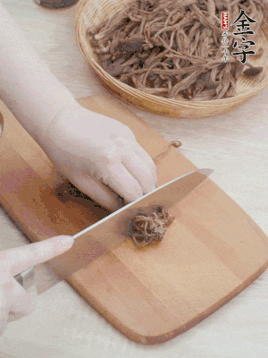 干茶樹菇浸泡過夜，去老根焯水，擠干水份。