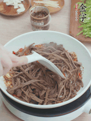 下茶樹菇煸炒4分鐘。