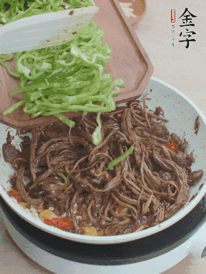 水分煸干，下青椒絲快炒1分鐘。