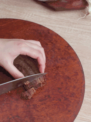 金字臘肉水煮15分鐘，切片。