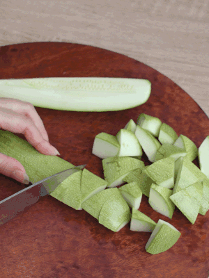 西葫蘆去籽縱向切成4份，斜切成厚片。