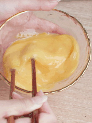 雞蛋調(diào)入少許黃酒打散。