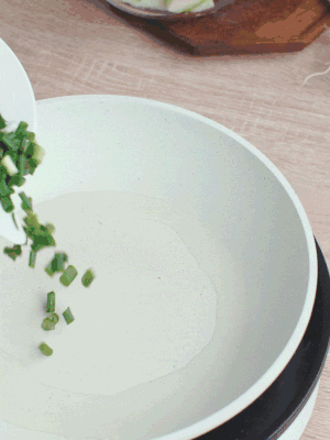 熱油下臘肉、蔥花煸炒，再下西葫蘆。