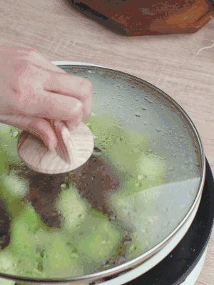 西葫蘆略出水時(shí)，加一小撮鹽調(diào)味。