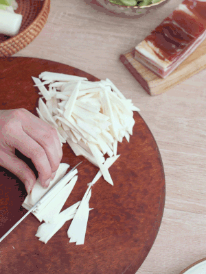 茭白切細絲，鹽水中浸泡防止氧化。