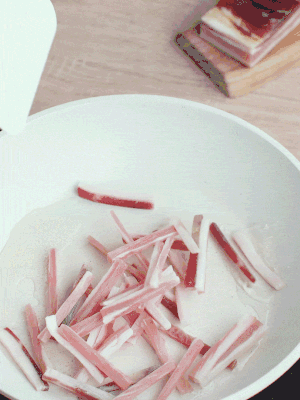 熱鍋涼油，下咸肉絲煸至出油。