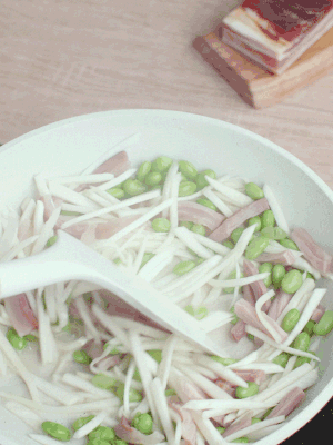 下茭白絲、青豆翻炒。