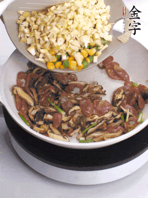 鍋里熱油，爆香蔥白，下香腸片炒至微微出油，加時(shí)蔬粒、香菇粒、春筍粒翻炒均勻。