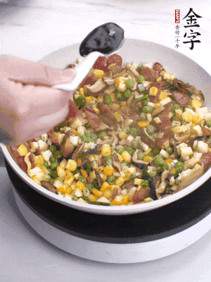 加2勺生抽、1勺蠔油、半勺老抽調(diào)味。