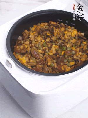 電飯煲按煮飯鍵，出鍋撒蔥花。