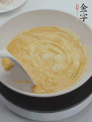 2個雞蛋炒散。