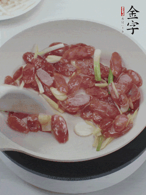 熱鍋爆香姜蒜片，下香腸炒出香味。