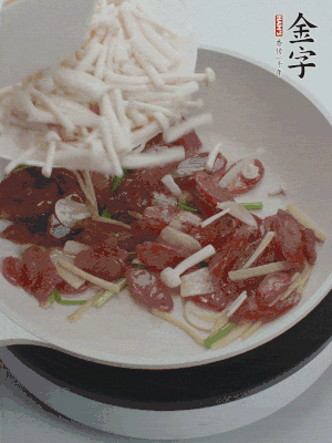 放白玉菇、青紅辣椒、雞蛋。