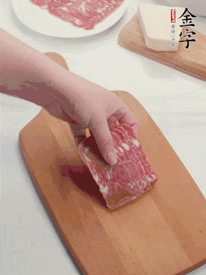 金字培根火腿改刀切小片；白洋蔥切?。恍迈r豌豆剝殼。