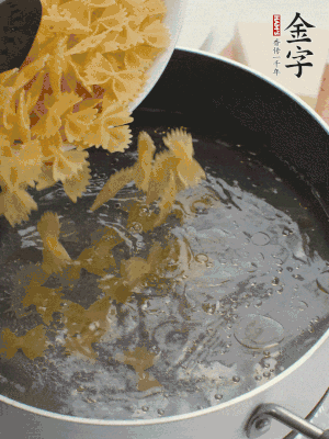 蝴蝶面加橄欖油煮熟；豌豆焯水30秒。