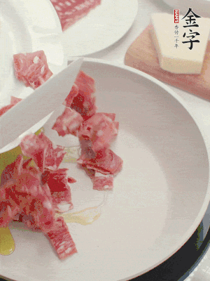 橄欖油煸香金字培根火腿。依次下豌豆、蝴蝶面、洋蔥。