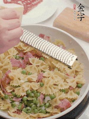 收汁后加入帕爾瑪芝士、歐芹碎和檸檬汁。