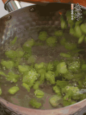 鍋中水沸，放一撮鹽，下蠶豆豆瓣焯3分鐘，下百合，3秒撈出，一起撈出瀝水。