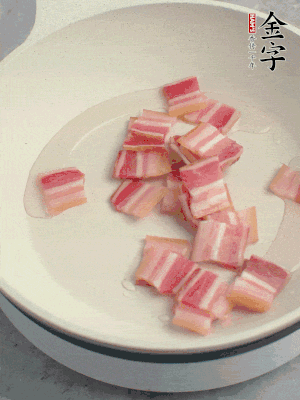 鍋中少許油，金字淡咸肉煸香。