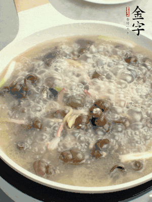 放辣椒，加一點鹽、糖，大火翻炒。