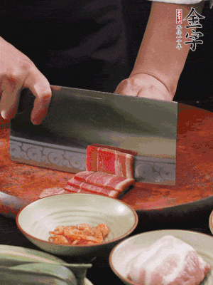 金字火腿上方切薄片，鮮五花肉切薄片。