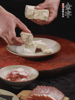 一塊老豆腐掰成大塊。