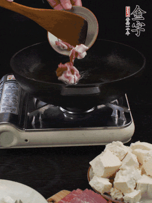 冷油潤鍋，下五花肉煸香。